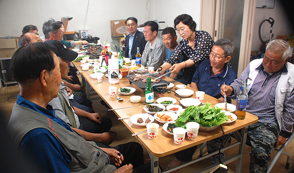 방상진 보은기업사 대표가 고향마을 사내3리에 단오맞이 오찬을 베풀고 있다.