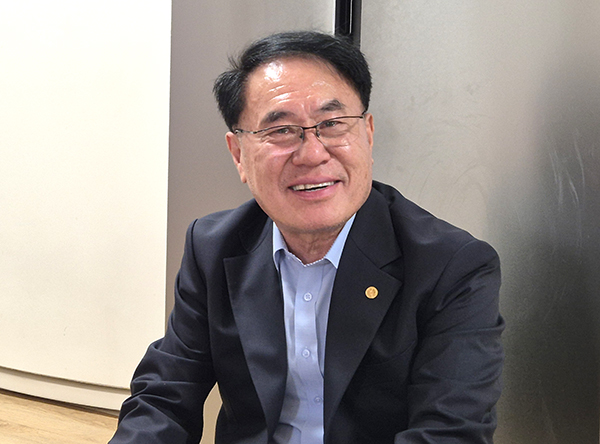 방상진 대표가 고향마을에서의 어릴적 추억을 말하고 있다.