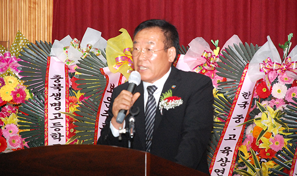 삼산초총동문회 17대 오규택 회장이 이임인사를 하고 있다.