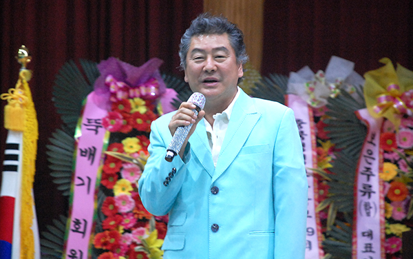 보은이 고향이면서 삼산초 동문인 가수 최영철이 자신의 히트곡 ‘사랑이 뭐길래’를 부르고 있다.