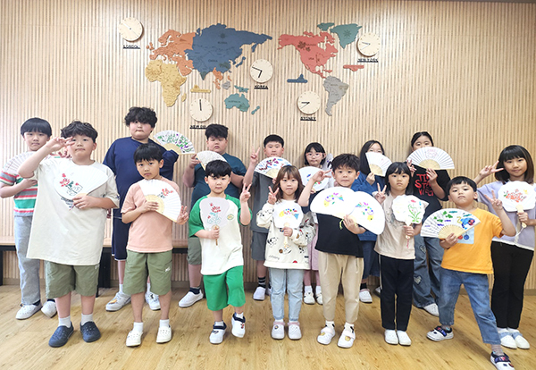 탄부초 학생들이 직접 만든 부채를 부치며 에너지 절약을 다짐하고 있다.