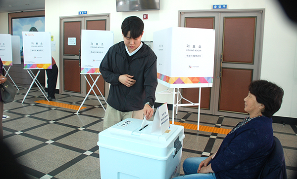 보은읍 성족리 서민석 군이 인생 최초의 투표를 하고 있다.
