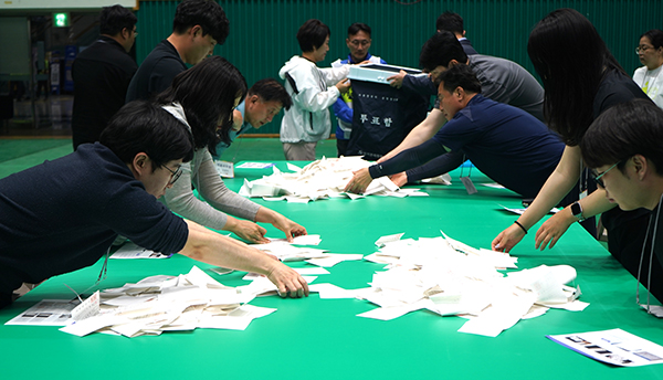 대통령 선거거 투표가 끝나고 보은문화예술회관에서 개표를 하고 있다.
