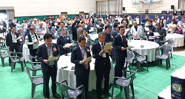 보덕중 동문들이 보덕관에서 열린 총동문회에서 교가를 제창하고 있다.
