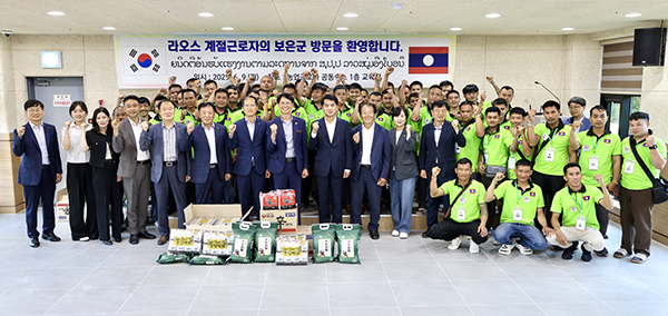 라오스 계절근로자들이 입국 기념으로 보은군 리더들과 함께 기념촬영을 하고 있다. /제공 보은군