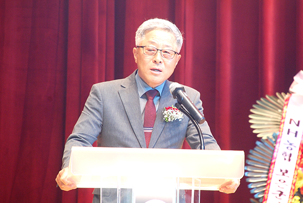 황선영 회장이 기념사를 통해 새마을 정신 실천을 당부하고 있다.
