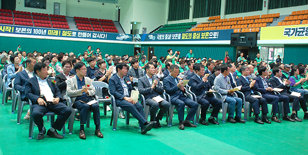 기관단체장들이 새마을의 날 기념식에 참여해 발전을 기원하고 있다. 