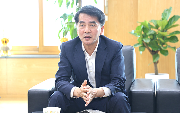 최재형 군수가 지난 3년간 매진해온 군정 전반에 대해 설명하고 있다.