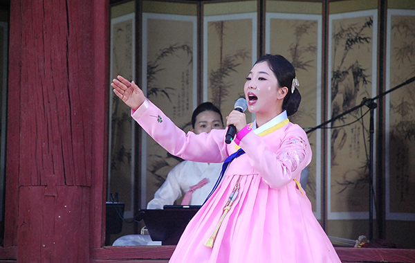 김윤희 경기민요 명창이 무대에 올라 ‘태평가’를 선사하고 있다.