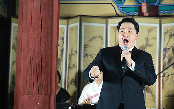 테너 나대주가 뱃노래를 열창하고 있다.