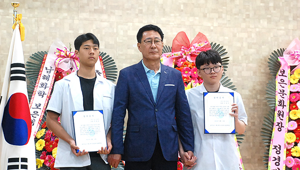 신희우 임업과 30회 동창회장이 장학금을 전달하고 있다.