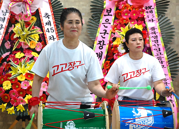 보은고고장구팀이 장구를 신나게 두드리며 즐거움을 선사하고 있다.