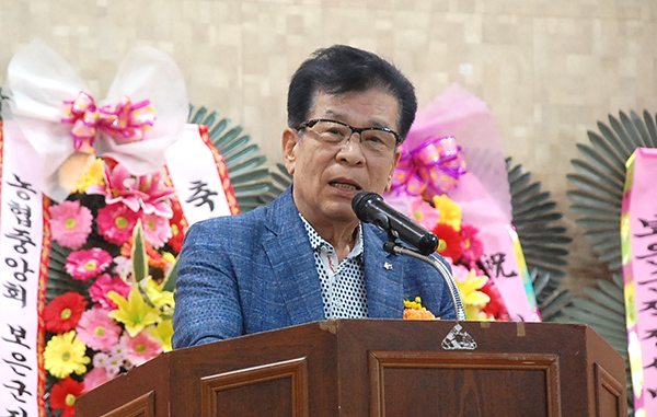 동문인 재경보은군민회 정영기 직전 회장이 모교와 후배들의 발전을 기원하고 있다.