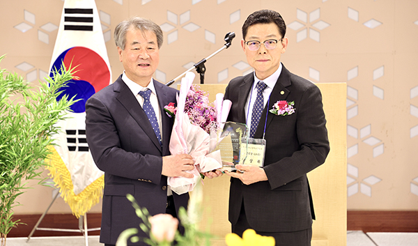 주홍건 이임회장과 정상목 취임회장이 꽃다발을 주고 받으며 서로의 발전을 기원하고 있다.