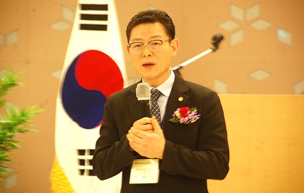 정상목 재대전보은중동문회장이 취임사를 통해 의사를 밝히고 있다.