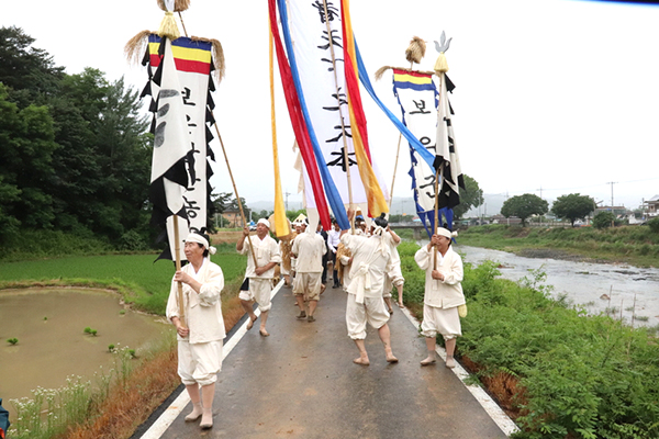 지난 14일 비가 내리는 가운데서도 장안면 개안리에서 열린 보은장안농요 축제가 볼거리를 제공하며 관람객들에게 큰 박수를 이끌었다. /제공 장해진 문화예술팀장