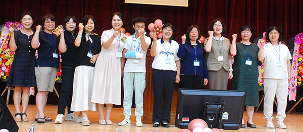 황선주(좌측 다섯 번째) 회장을 비롯한 신임 임원들이 새로운 집행부의 출발을 알리고 있다.