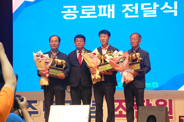 구희선 조합장이 축협 발전에 기여한 조합원들에게 공로패를 전달하고 있다.