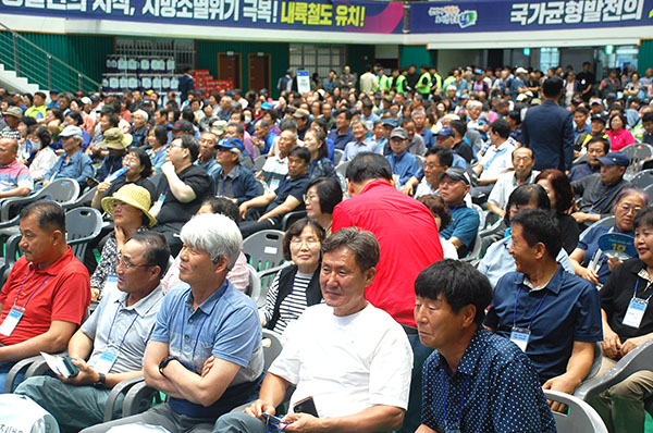보은옥천영동축협 합병 10주년 기념행사에 참여한 조합원들로 인산인해를 이루고 있다.