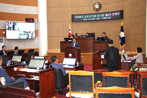 이경노 의원이 24일 보은군의회 본회의장에서 박기병 보은군기획감사실장을 상대로 군정질문을 하고 있다.