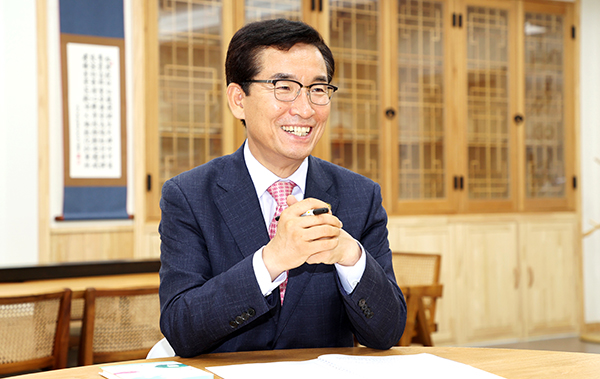 윤건영 교육감이 보은신문 나기홍, 옥천향수신문 최장규. 괴산타임즈 노원래 대표에게 충북교육의 현실과 미래를 제시하고 있다.
