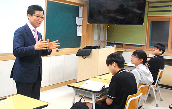 윤건영 교육감이 보은고등학교를 찾아 학생들과 허심탄회한 대화를 나누고 있다.