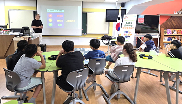 내북초학생들이 버스를 타고 찾아온 원어민 전문 영어 교사로부터 강의를 듣고 있다.