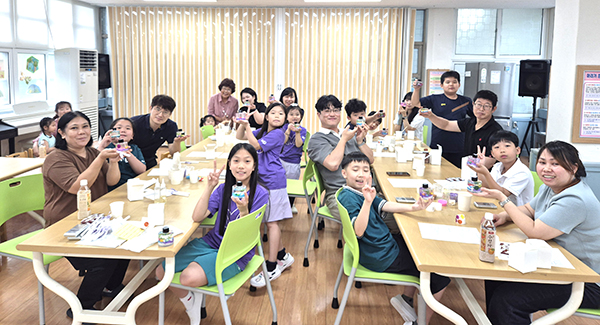 회남초 교육 3주체인 학생.교사.학부모가 함께 ‘바다 디뷰저’를 만들고 있다.
