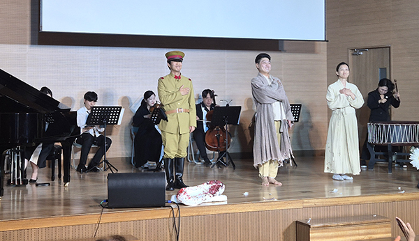 공연을 마친 S.I.M앙상블팀이 방청객들에게 인사를 하고 있다.