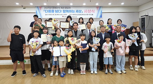 각 부문 최우수 수상자와 함께.