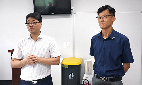 한국전력공사 충북본부 최창호 부장(우측)과 문정환 차장이 보은지사와 동청주지사와의 병합 얘기가 나오는 것에 대해 설명하고 있다.