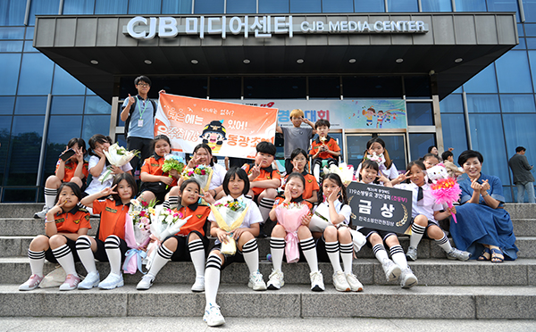 충북119소방동요 경연대회에서 금상을 수상한 동광초 학생들이 이를 자랑하고 있다.