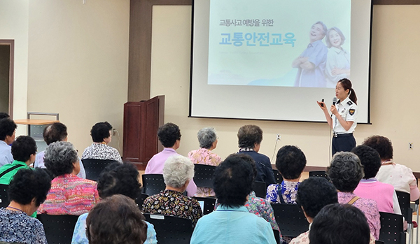 보은경찰서 이정희 경사가 마로면노인복지대학을 방문해 교통사고 예방교육을 펼치고 있다.