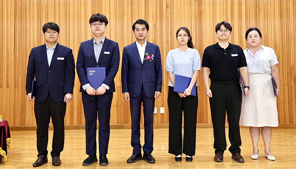 권영준 팀장, 최민석 주무관, 최재형 군수, 류가은 주무관, 김민주 주무관, 허민 주무관(좌측부터)
