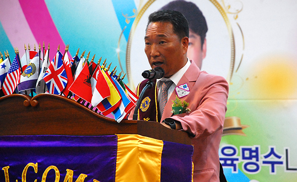 이호 뉴보은라이온스클럽 취임 회장이 자신의 포부를 밝히고 있다.