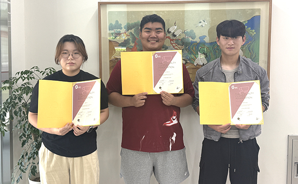 국제 바리스타 2급 자격을 취득한 청소년들이 자격증을 들고 환한 미소를 짓고 있다.