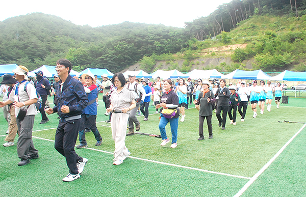 변인순 부군수와 윤대성 의장이 속리산둘레길을 걷기 위해 참여한 군민들과 몸풀기 운동을 하고 있다.