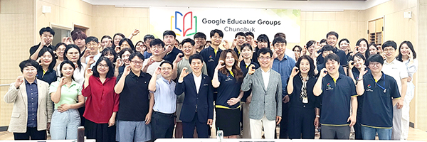 성찰중심 학습공동체 회원들과 윤건영 교육감이 워크숍을 마치고 이의 실천를 다짐하고 있다.