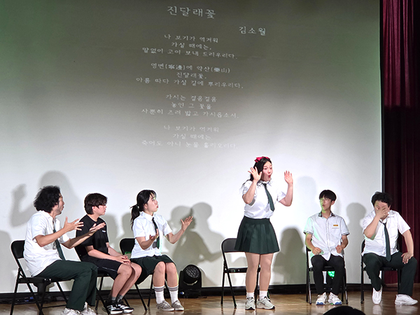 충북도립극단이 속리산중을 찾아 연극 ‘선생님이 좋아서요’ 공연을 펼치고 있다.