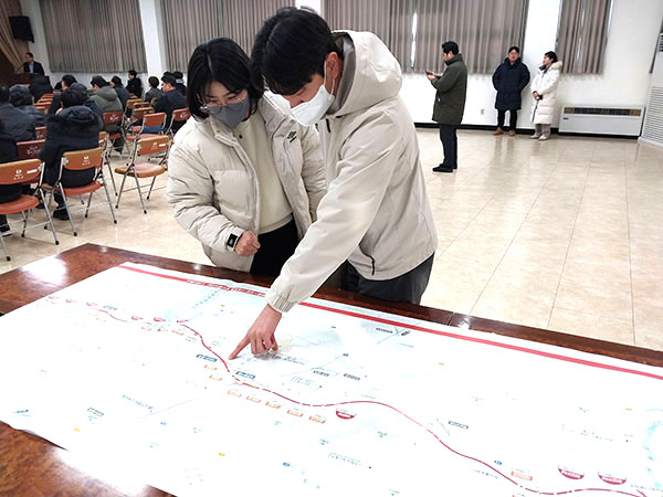 지난 1월 보은군청 대회의실에서 열린 영동~보은~오창 고속도로 민간투자사업의 전략환경영향평가 초안에 대한 주민설명회에 참석한 주민이 계획노선 요약도를 꼼꼼히 들여다보고 있다.