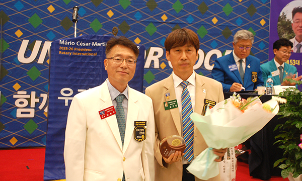 김성구 회장이 금기정 이임회장에게 공로패를 전달하고 공로에 감사를 표하고 있다.