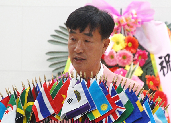 전효덕 마로라이온스클럽 신임 회장이 취임 인사를 하고 있다.