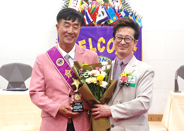전효덕 회장이 박종완 이임 회장에게 재직기념패와 꽃다발을 전달하고 있다.