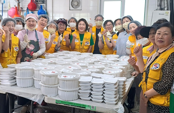 대원적십자봉사회 봉사원들이 정성껏 끓여 만든 삼계탕 전달에 나서고 있다.