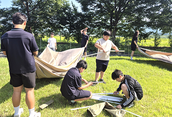 보덕중학교 학생들이 보덕워터파크 조성을 위해 그늘막을 치고 있다.