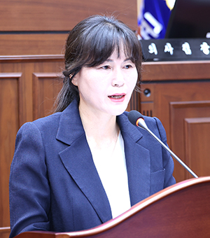 보은군의회 본회의장에서 5분 자유발언을 하는 김도화 의원.