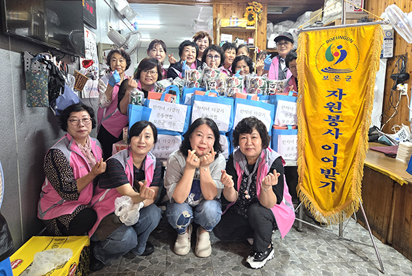 간식꾸러미와 밑반찬을 만들어 포장한 한자녀더갖기운동연합회원들이 전달에 나서고 있다.
