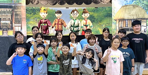 ‘바보 온달과 평강공주’를 관람한 학생들이 만족해하고 있다.