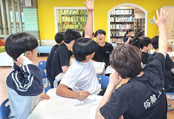속리산중 학생들이 독서토론에서 자신의 의견을 제시하고 있다.