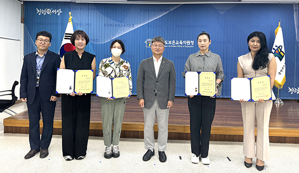 새로 구성된 학원 자율지도위원들이 위촉장을 들고 신뢰할 수 있는 교육 환경 조성의지를 표하고 있다. 
